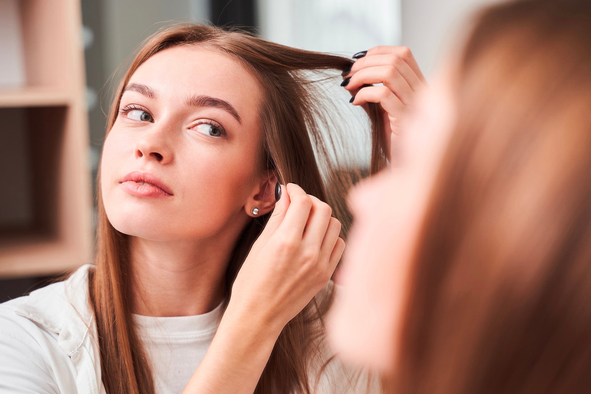 Pourquoi vos cheveux regraissent plus vite au printemps