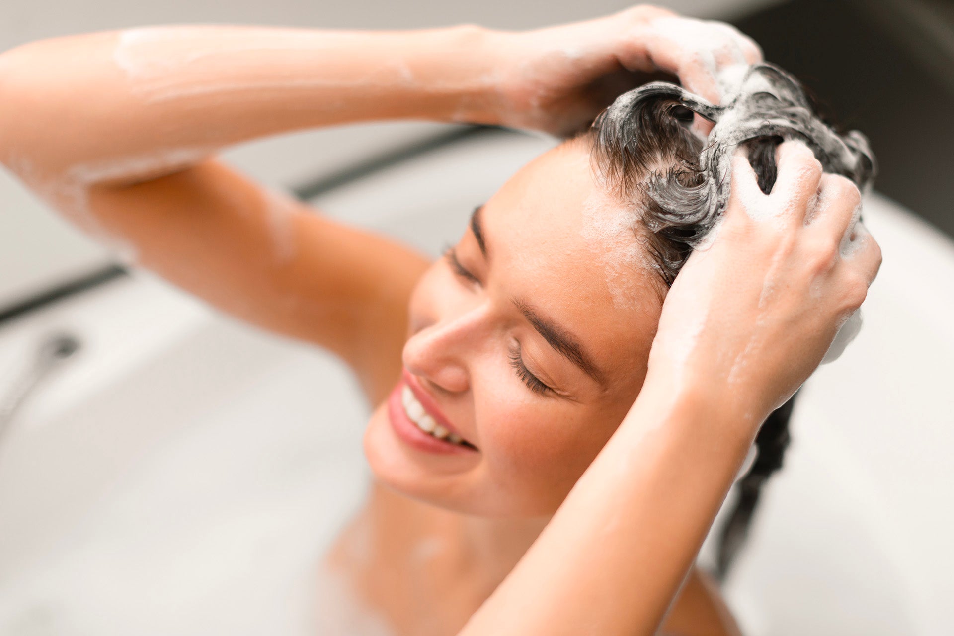 Le cuir chevelu en hiver : comprendre les déséquilibres et les apaiser naturellement