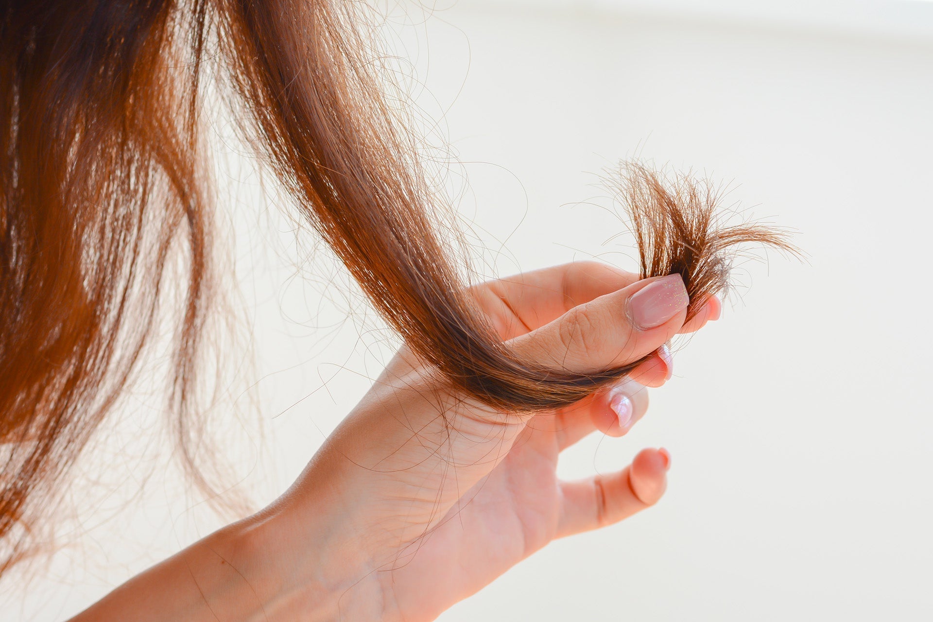 Pourquoi mes cheveux fourchent ? Causes et solutions