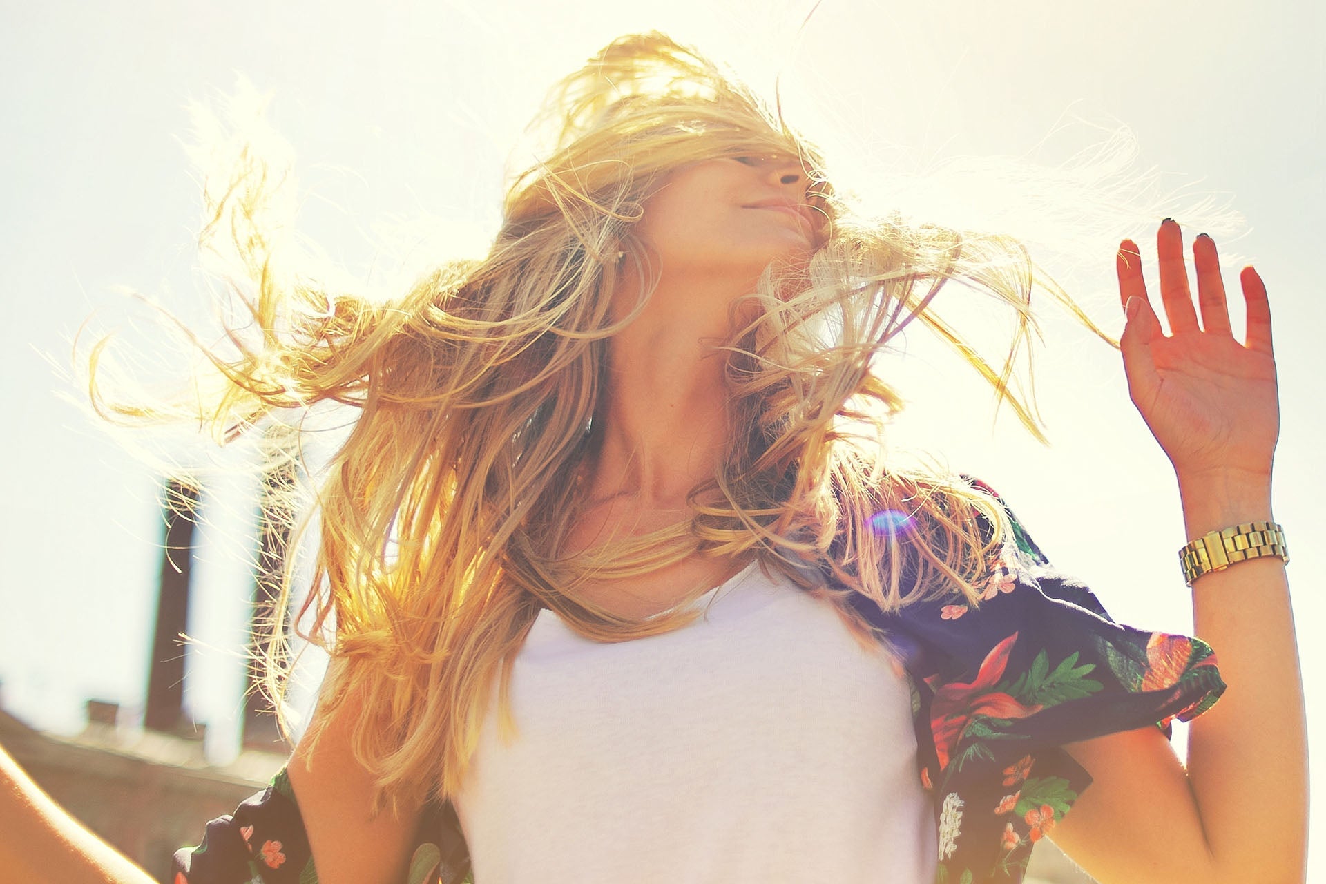Comment protéger ses cheveux du soleil sans les étouffer ?