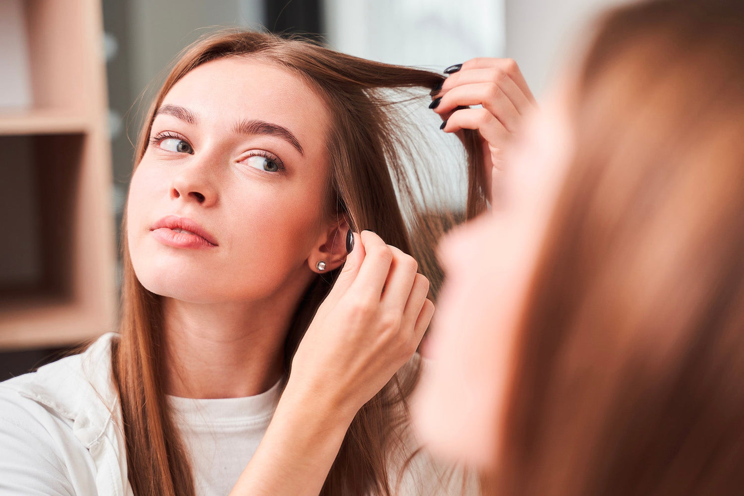 Pourquoi vos cheveux regraissent plus vite au printemps