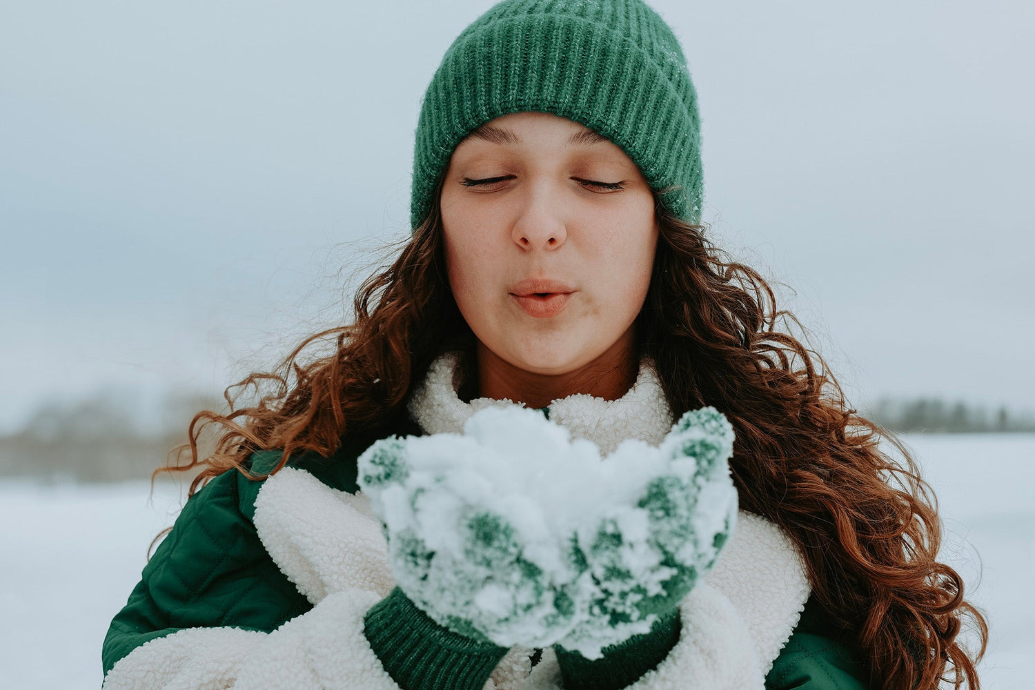 Cheveux bouclés en hiver : adapter sa routine pour garder définition et souplesse