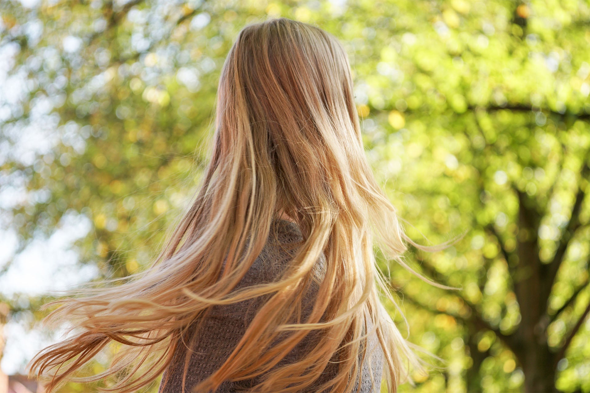 Les pires erreurs à éviter pour ses cheveux en été (et que tout le monde fait)