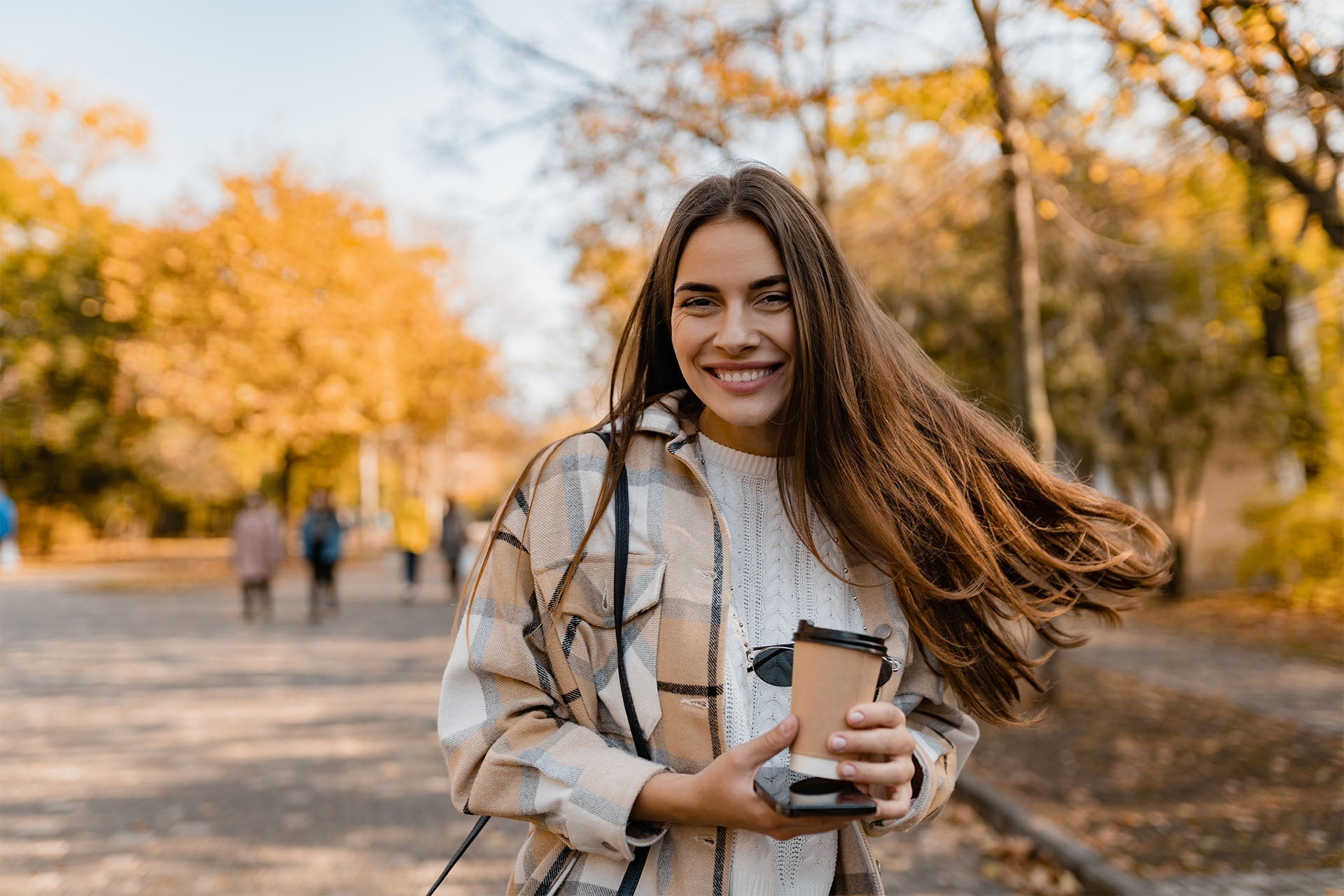 Cheveux fins, raplapla ou électriques : pourquoi l’automne les met à l’épreuve